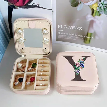 Boite à bijoux personnalisée Y pour bijoux protégés en voyage