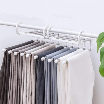 Détail du cintre à pantalon antidérapant avec pantalons suspendus