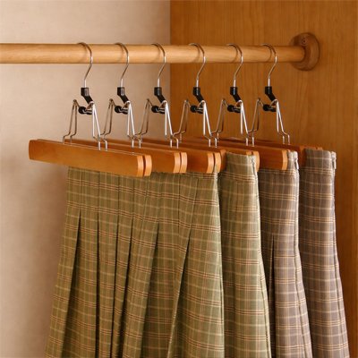 Cintre à pantalon élégant en bois de noyer