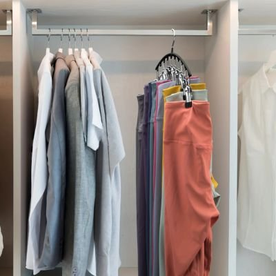Cintre à pantalon pour petit dressing optimisé
