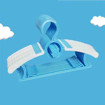 gain de place avec cintre bebe empilables et connecteurs ourson bleu