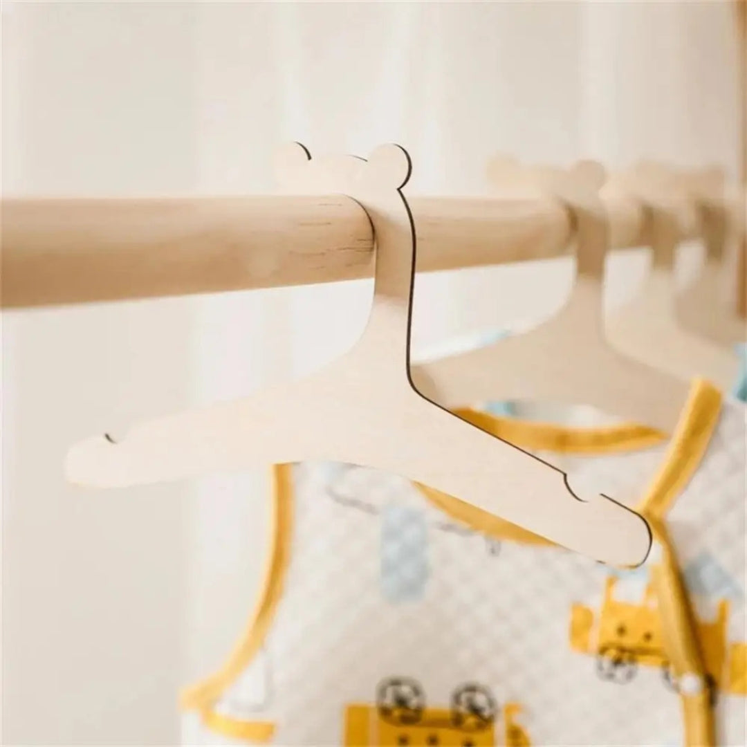 Cintre bebe en bois naturel avec rainures antiglisse pour suspendre les vêtements bébé en toute sécurité