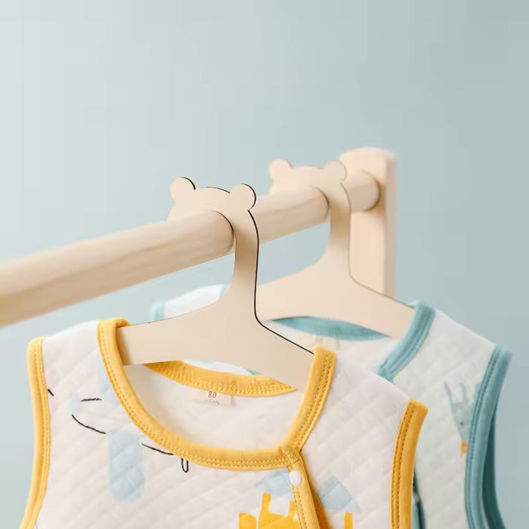 Cintre bebe apportant une touche décorative douce tout en restant fonctionnel dans la chambre