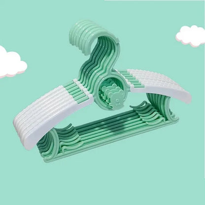 cintre bebe vert pour suspendre bodys et pyjamas