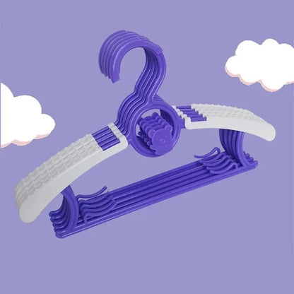 rangement pratique avec cintre bebe violet dans placard de chambre 