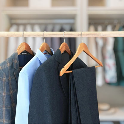 Cintres en bois alignés dans un dressing moderne et élégant