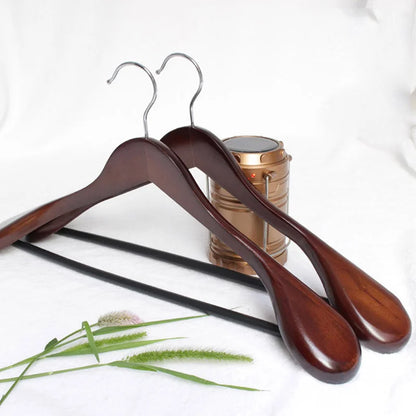 Cintre en bois avec épaules larges pour costume