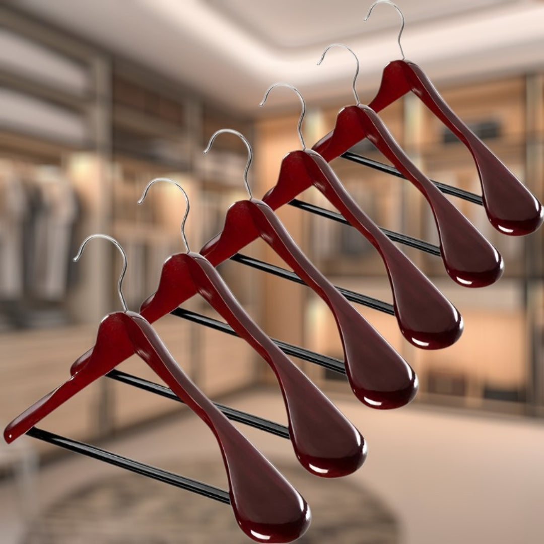 Dressing organisé avec cintres en bois assortis