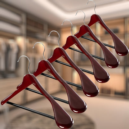 Dressing organisé avec cintres en bois assortis