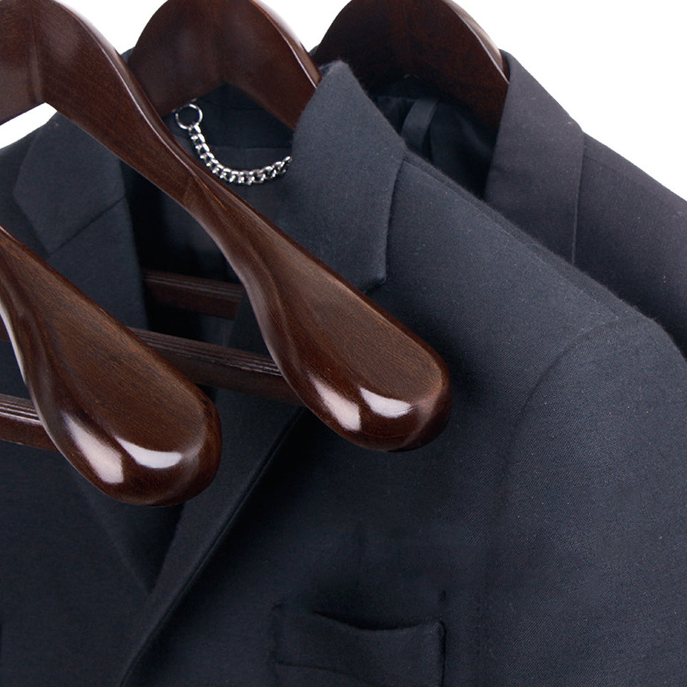 Veste suspendue sur cintre en bois premium