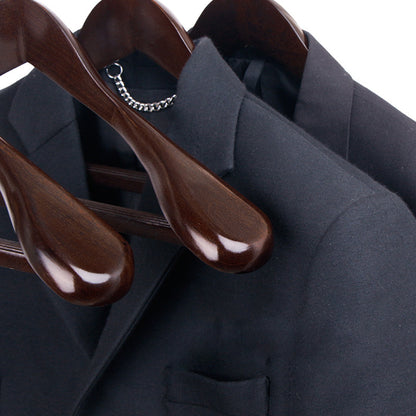 Veste suspendue sur cintre en bois premium