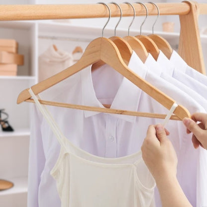 Cintre en bois soutenant une chemise sans plis ni marques