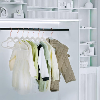 Cintre enfant pour suspendre robes, pantalons et jupes