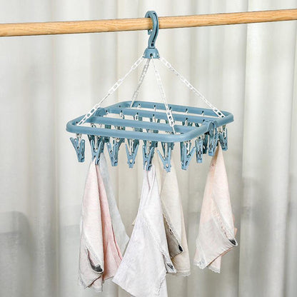 Cintre pince accroché à une corde à linge en extérieur par temps venteux