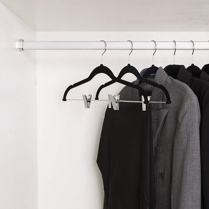 Placard organisé avec cintres pince suspendant des vêtements sans plis
