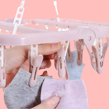Vue rapprochée des 32 pinces solides du cintre pince en plastique écologique