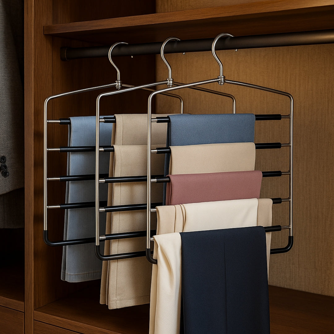 Rangement optimisé dans un petit placard avec cintre pour pantalon