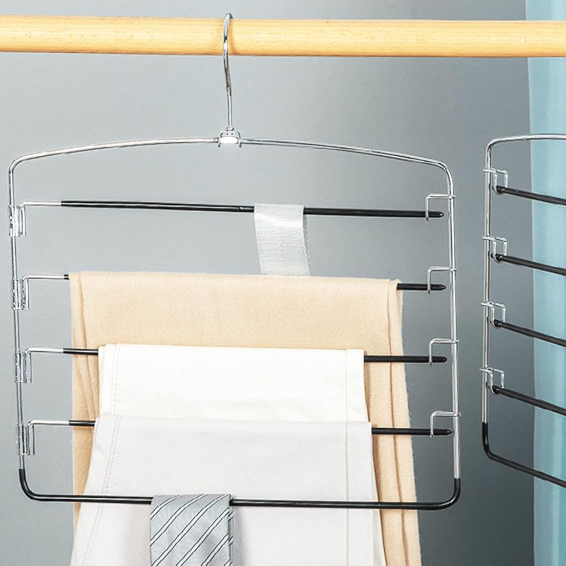 Vue rapprochée du cintre pour pantalon avec pantalons suspendus