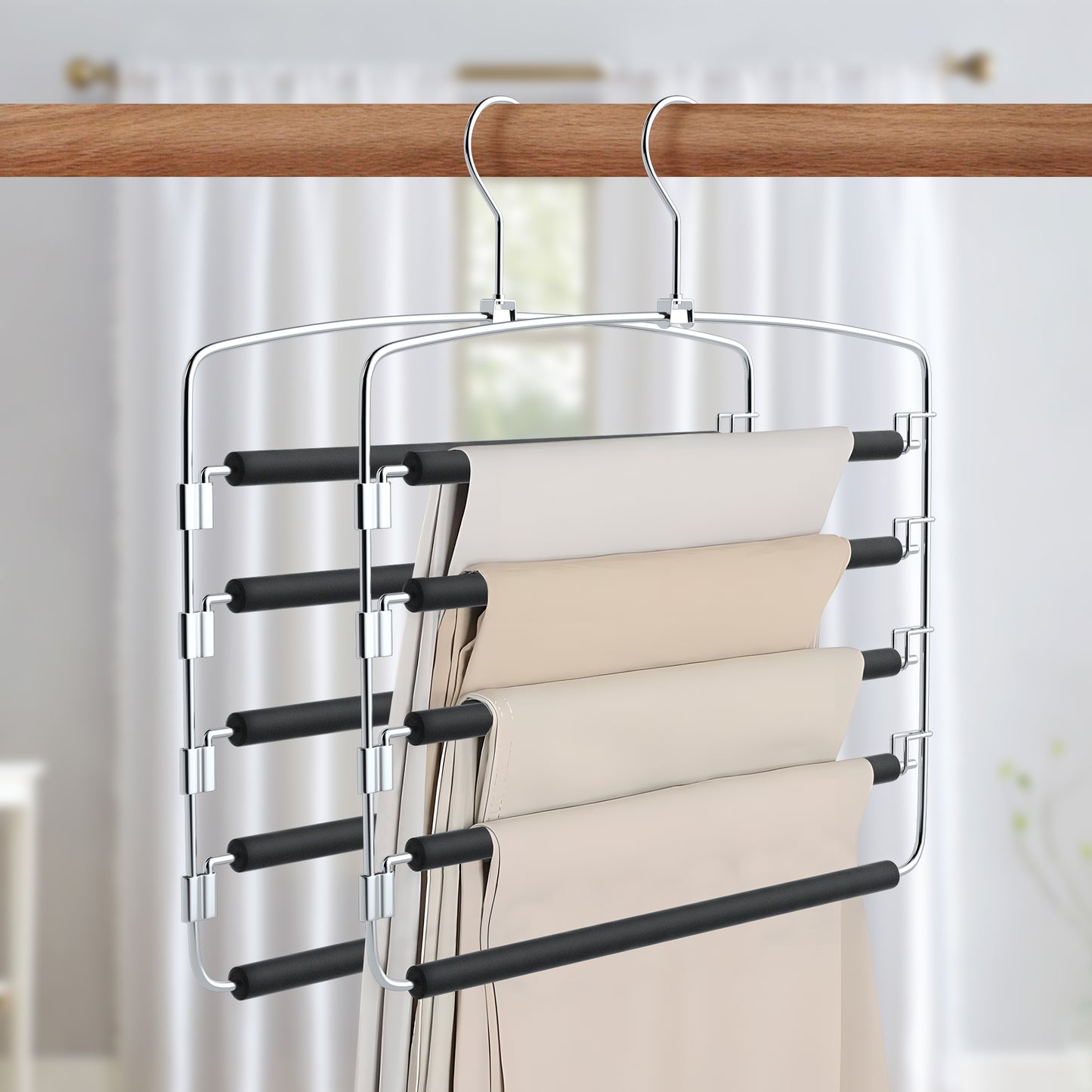 Cintre pour pantalon à bras pivotants en action dans une penderie moderne