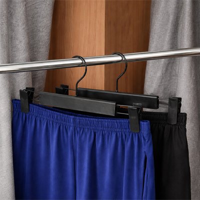Cintre pour pantalon suspendant plusieurs vêtements gain de place
