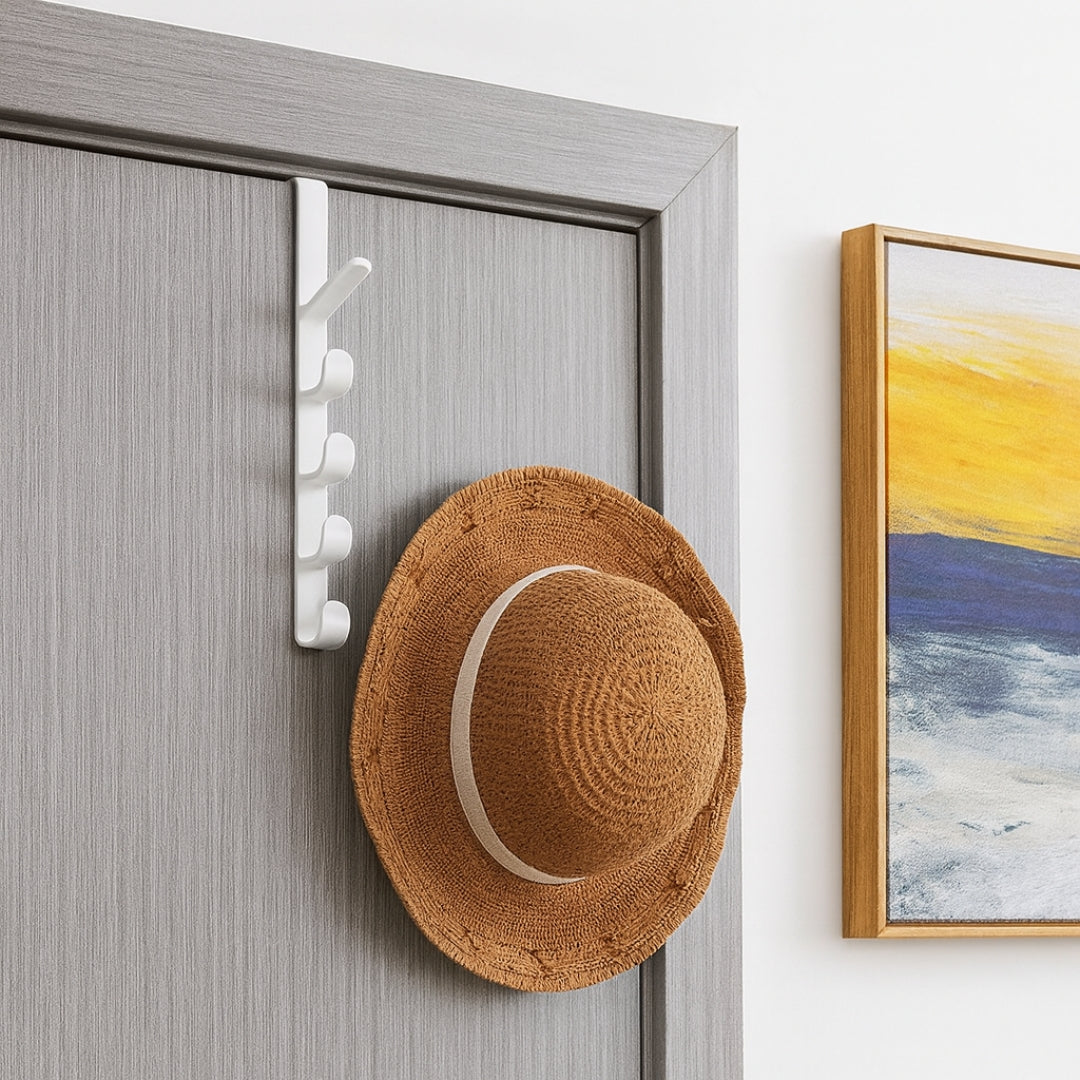 Crochet de porte blanc installé sur une porte, idéal pour suspendre vêtements, sacs ou accessoires tout en gardant un intérieur épuré et organisé.