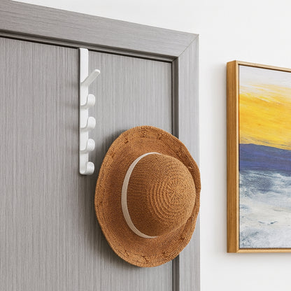Crochet de porte blanc installé sur une porte, idéal pour suspendre vêtements, sacs ou accessoires tout en gardant un intérieur épuré et organisé.