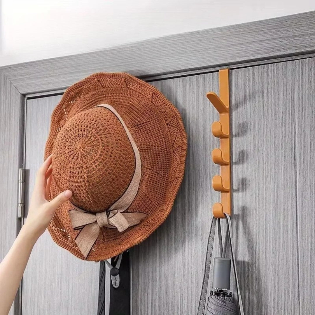 Crochet de porte couleur café fixé sur une porte, offrant une solution pratique et esthétique pour accrocher chapeaux, sacs ou parapluies.
