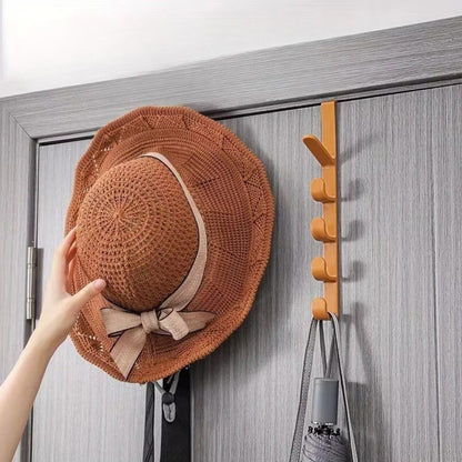 Crochet de porte couleur café fixé sur une porte, offrant une solution pratique et esthétique pour accrocher chapeaux, sacs ou parapluies.