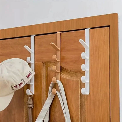 Crochet de porte au design épuré et moderne, s’intégrant harmonieusement à tout type d’intérieur.