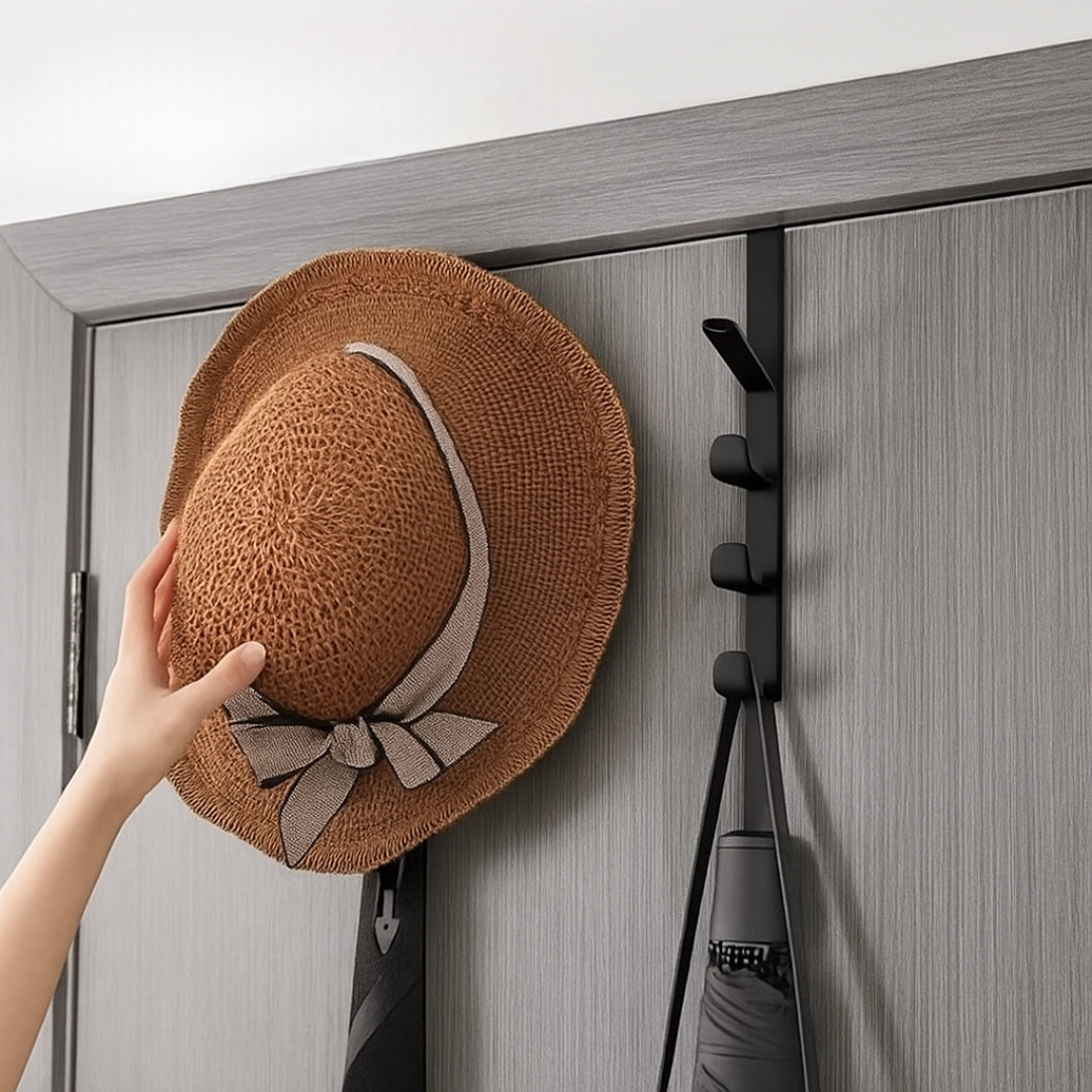 Crochet de porte noir design, parfait pour optimiser l’espace et apporter une touche élégante et moderne à la décoration intérieure.