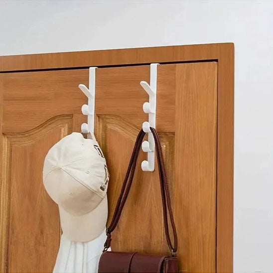 Crochet de porte optimisant les espaces inutilisés pour créer un rangement vertical malin.