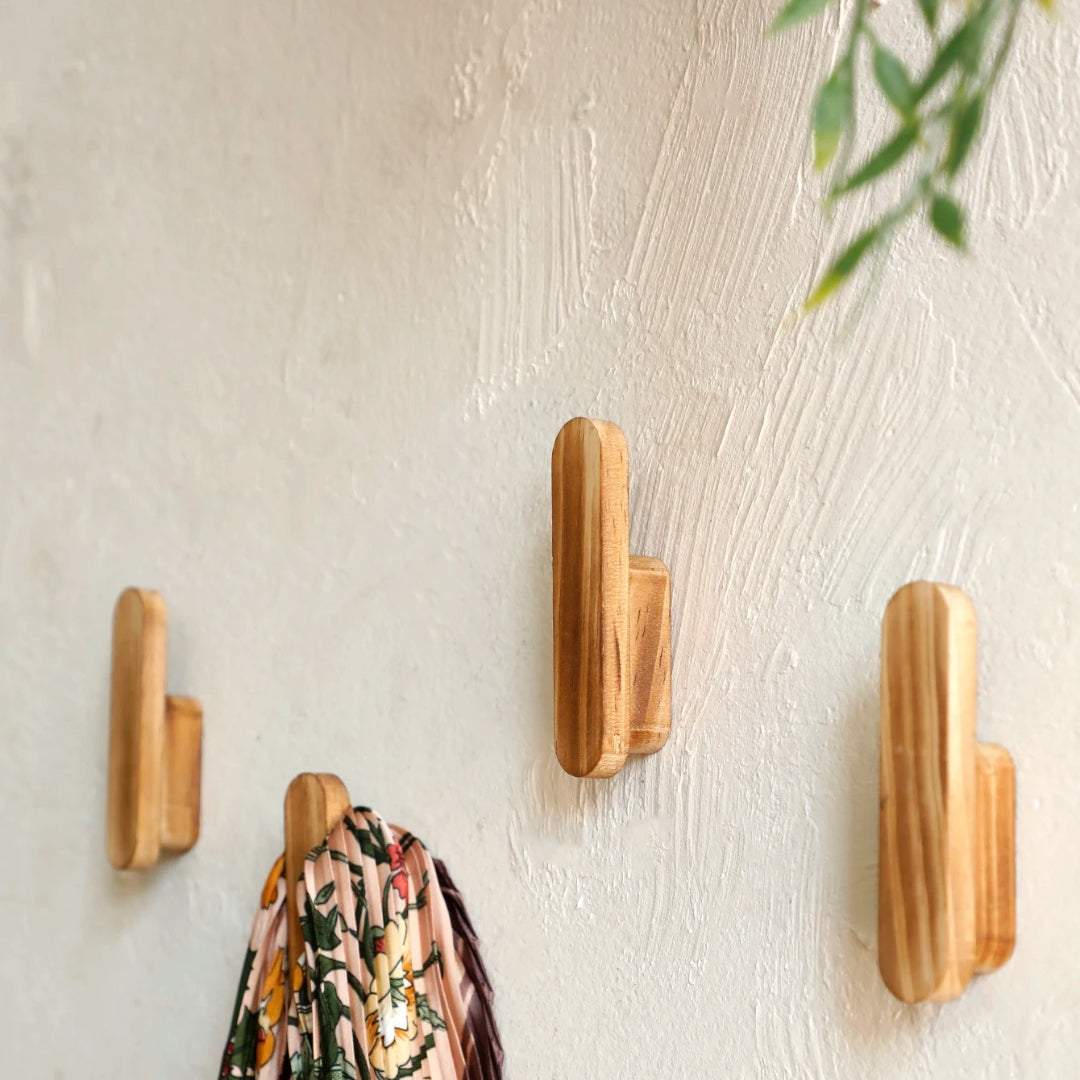 Le crochet mural devient un élément de décoration à part entière, mêlant style et légèreté.