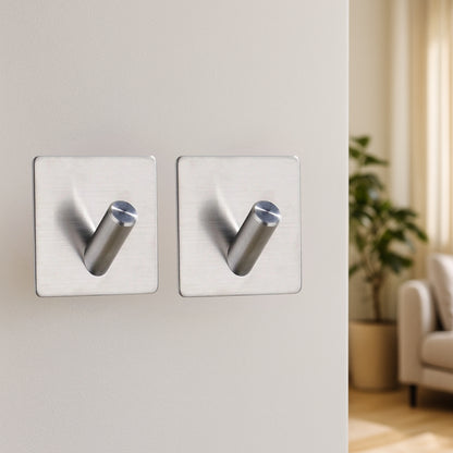 Crochets muraux carrés argent brossé, au design moderne et élégant, parfaits pour une salle de bain ou une entrée au style raffiné.