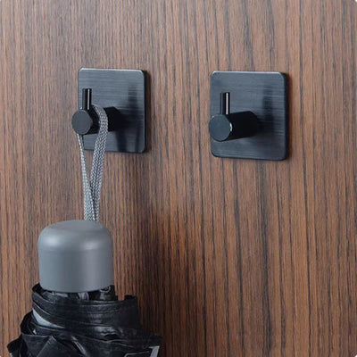 Les crochets muraux apportent une touche d’élégance discrète à chaque pièce. Leur design épuré transforme vos murs en éléments décoratifs à part entière.