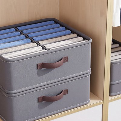 Organisateur de tiroir gris pour ranger facilement t-shirts, pulls et vêtements pliés dans un dressing