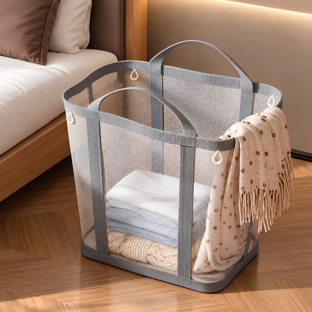 Panier linge sale en filet gris avec poignées, placé dans un dressing moderne pour garder les vêtements regroupés