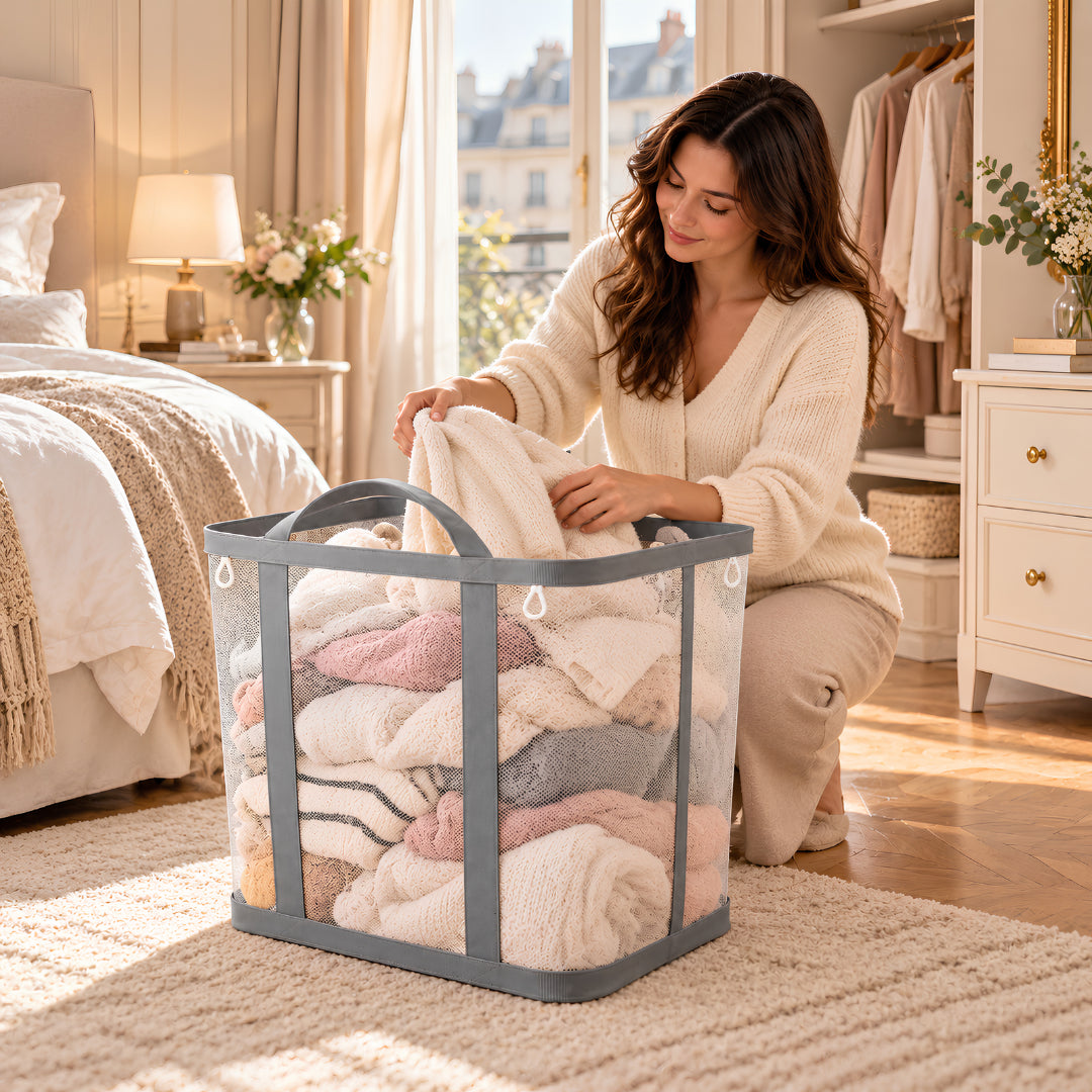 Panier linge sale en maille grise utilisé dans une chambre parisienne pour garder le linge regroupé et l’espace dégagé