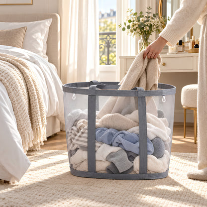 panier linge sale en maille grise Filet Pliable™ dans une chambre lumineuse avec linge du quotidien