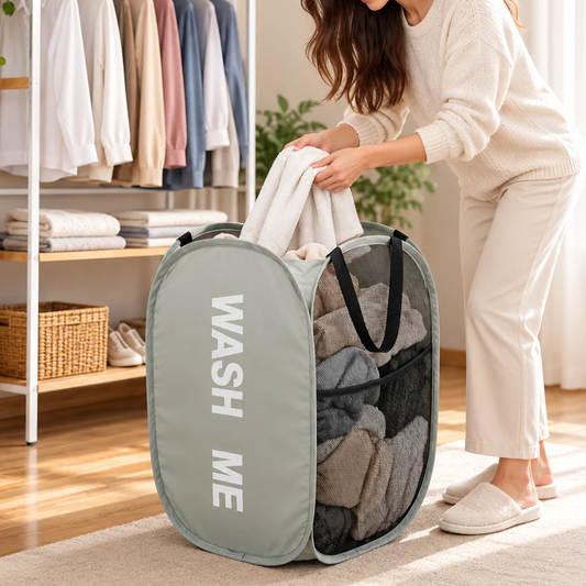 Panier linge sale PopLinge™ en filet respirant avec structure pop-up pliable pour organiser les vêtements dans la chambre
