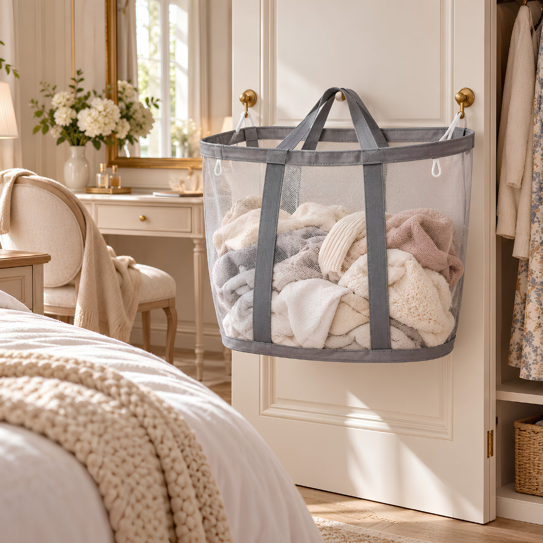 Panier linge sale suspendu en filet gris installé dans une chambre élégante pour libérer le sol et garder le linge bien regroupé