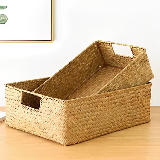 Panier rangement osier avec vêtements pliés sur une commode