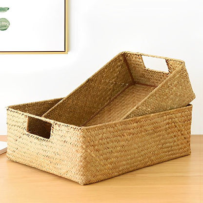 Panier rangement osier avec vêtements pliés sur une commode