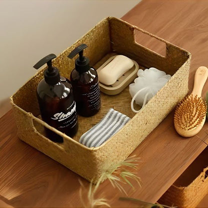Panier rangement osier naturel dans une chambre organisée