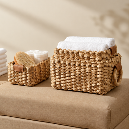 Paniers de rangement artisanaux en fibres tressées disposés sur une commode avec cosmétiques.
