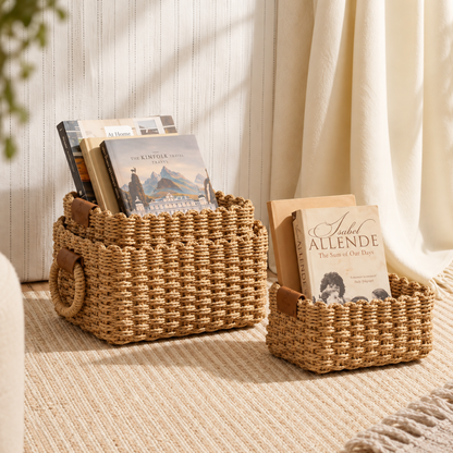 Deux paniers de rangement tressés posés sur une commode de chambre avec produits de soin.