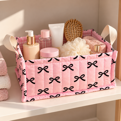 Panier tissu compartimenté avec chouchous, barrettes et élastiques pour cheveux.