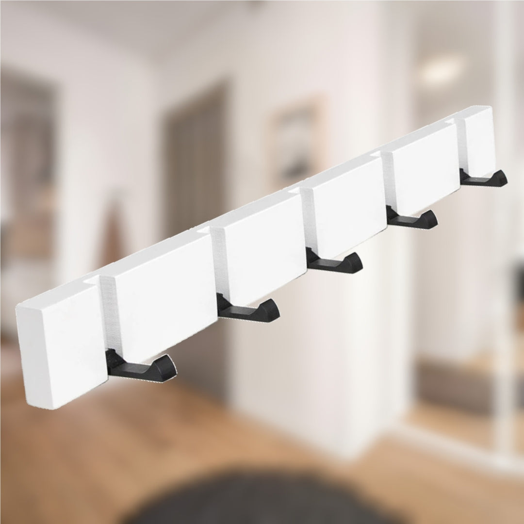 Patere bois blanche design avec cinq crochets robustes.