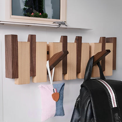 Patère bois murale compacte, idéale pour gagner de l’espace.