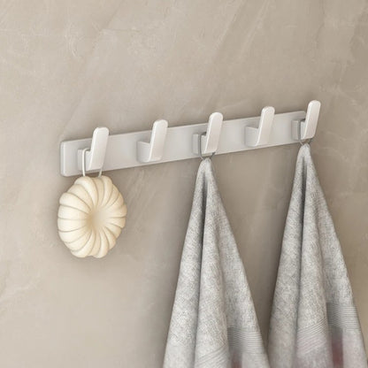 Patere mural blanches avec cinq crochets pour toute la famille.