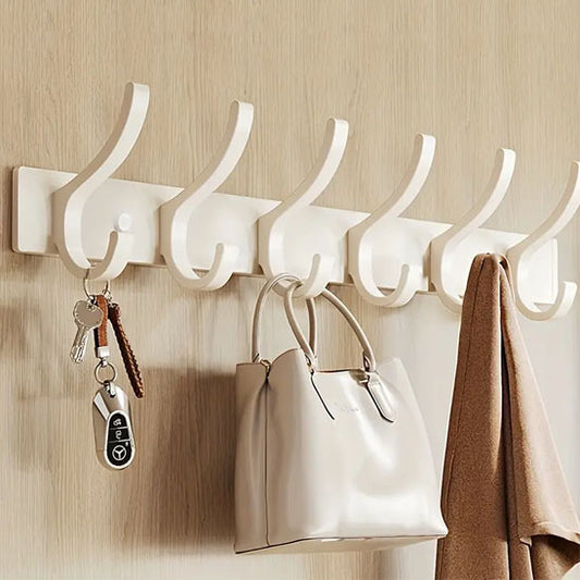 Patères murales offrant une grande capacité de rangement pour vêtements et accessoires.